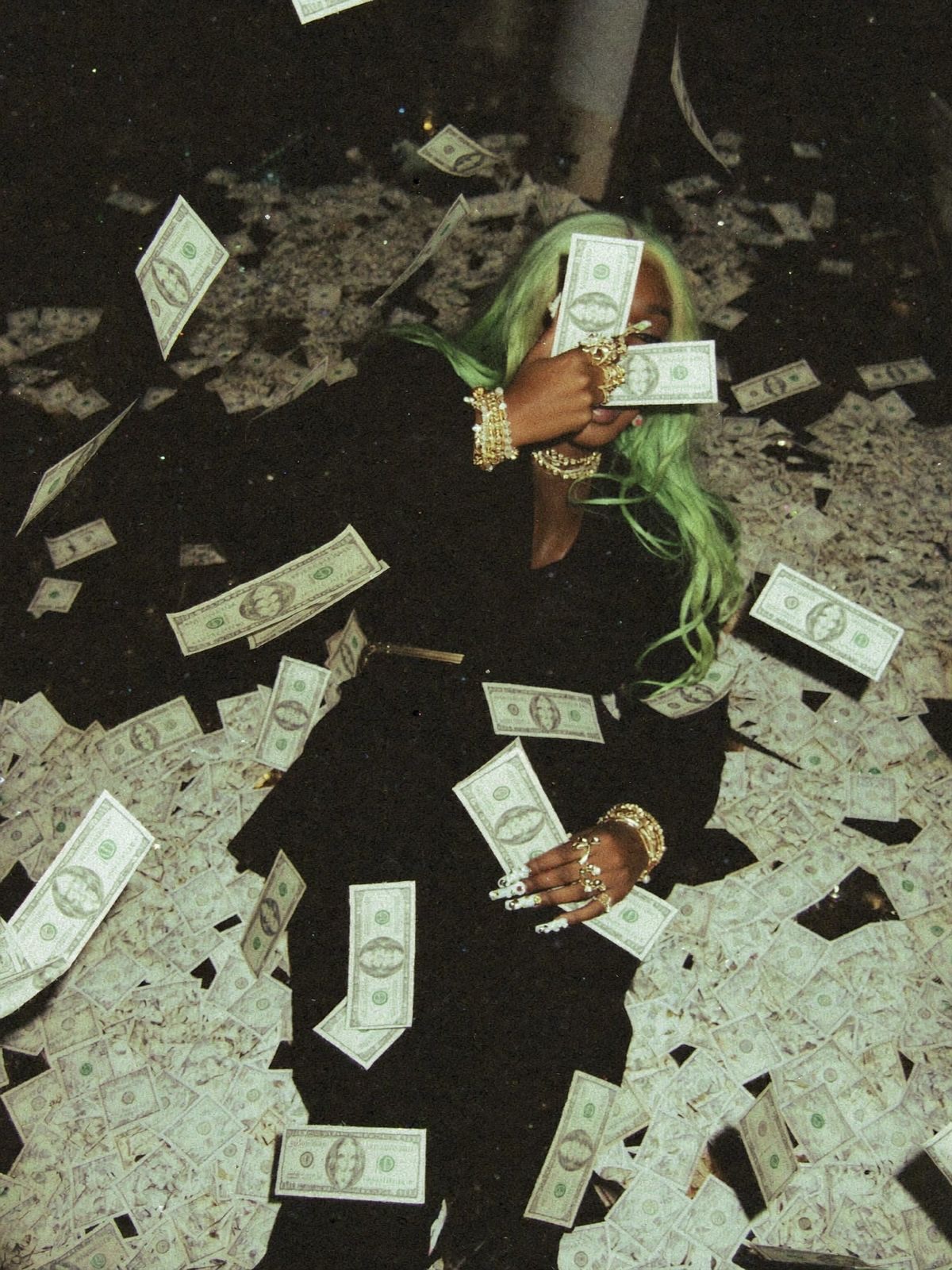 Aïshé baignant dans les billets