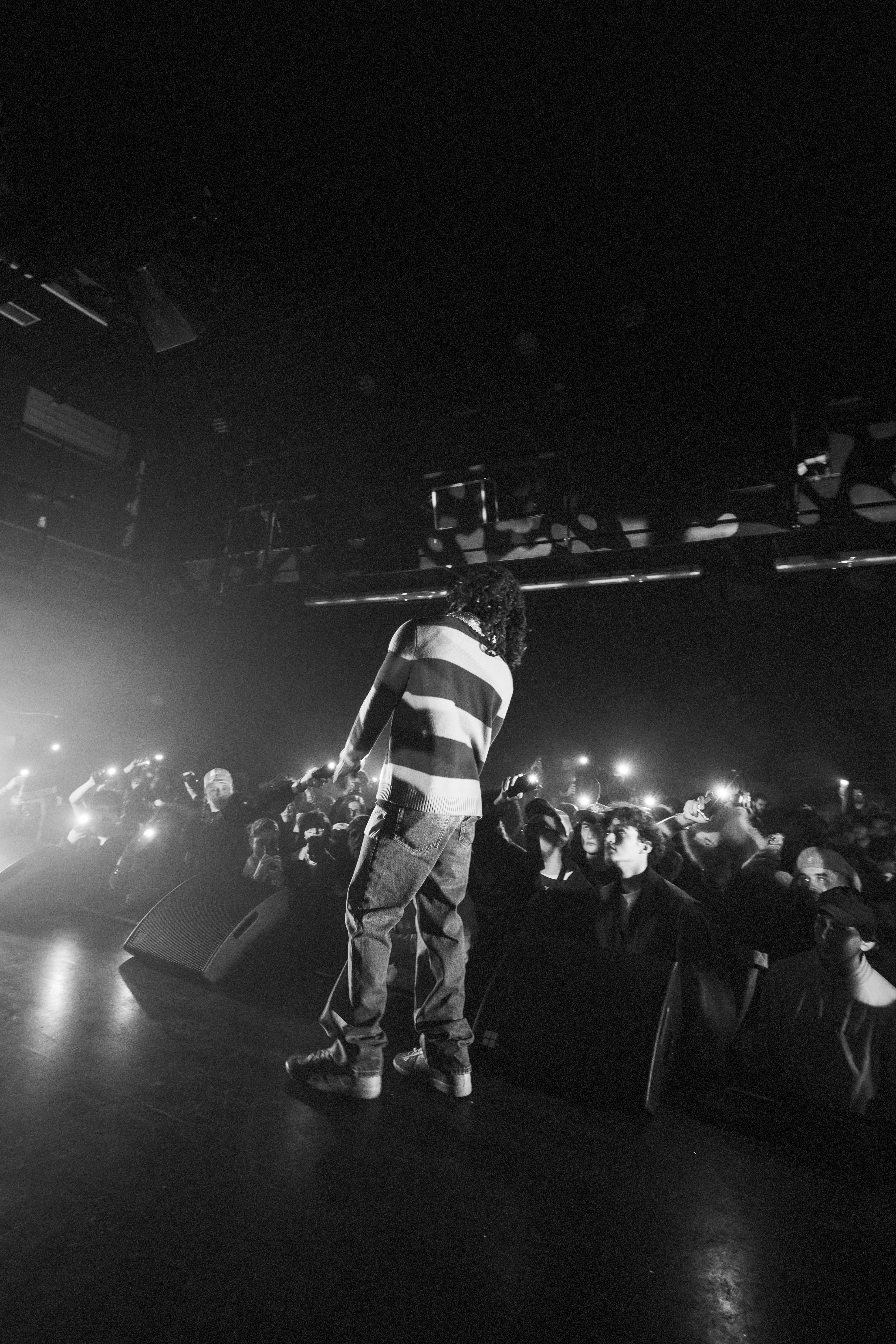 Mavi facing the crowd